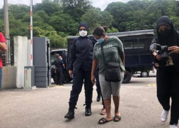 R. Kaleswary didakwa di mahkamah hari ini atas dua pertuduhan mendera dan menyebabkan kematian anak lelakinya yang berusia lima tahun pada 3 Disember lalu di Johor Bahru. -UTUSAN/KHAIRUL MOHD ALI