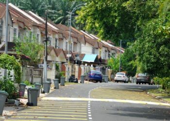 KAWASAN perumahan di Taman Pulai Perdana sepi berikutan penularan kes Covid-19 yang melibatkan 47 penduduk positif manakala 164 kontak rapat di Taman Pulai Perdana, Johor Bahru. FOTO/RAJA JAAFAR ALI