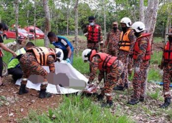 ANGGOTA bomba mengangkat mayat warga emas yang lemas dalam kolam ikan di kebun miliknya di Jalan Kelompang, Kampung Kenawar, Pogoh, Segamat.