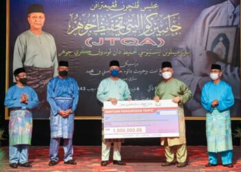 HASNI Mohammad (tengah) menyampaikan peruntukan RM1 juta bagi pelaksanaan pelbagai program melibatkan sekolah tahfiz pada majlis pelancaran JTQA di Johor Bahru.