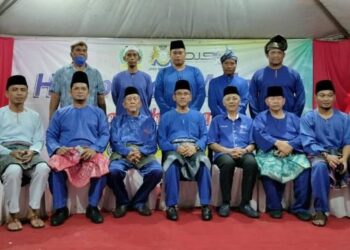 MD. Jais Sarday (duduk, tengah) bersama Ramli Karim (duduk, empat dari kiri) dan Ahli Jawatankuasa Persekutuan Melayu Kluang selepas Majlis Himpunan Melayu Daerah Kluang di Kluang, Johor.