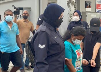 KEDUA-dua tertuduh, R. Kartik (baju biru kiri) dan isterinya, B. Darga Devi (baju biru kanan)  dibawa ke mahkamah atas tuduhan mendera dua beradik di Mahkamah Sesyen di Johor Bahru. UTUSAN/ RAJA JAAFAR ALI