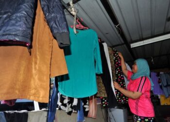 ROSHASLINDA Makhtar membuat persiapan awal dengan menggantung semua pakaian di tempat tinggi sekiranya berlaku banjir di Kampung Sepakat Baru, Skudai di Johor. - UTUSAN/RAJA JAAFAR ALI