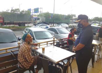 KAMARUL Zaman Mamat (kanan) berbual dengan seorang pelanggan kedai ketika meninjau lokasi-lokasi kempen calon PRN Johor di sekitar Johor Bahru.