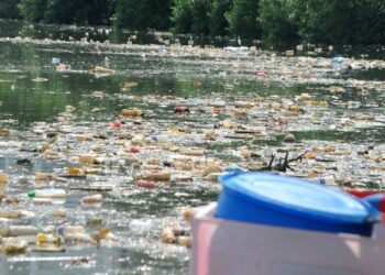 KEADAAN Sungai Tebrau yang terus dipenuhi sampah sarap meskipun dibersihkan secara konsisten pada setiap hari di Johor Bahru. - FOTO/RAJA JAAFAR ALI