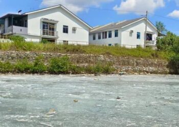 PERMUKAAN air yang dicemari sisa tompokan putih di Sungai Masai menimbulkan kerisauan penduduk dan nelayan di Kampung Pasir Gudang Baru, Johor.