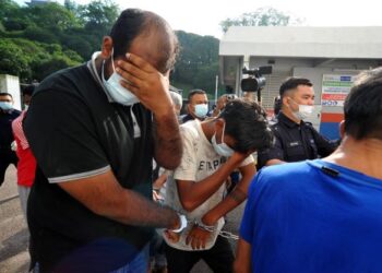 TERTUDUH, C. Harethaess (kiri) bersama P. Darshan (dua dari kiri) dihadapkan ke mahkamah atas tuduhan mengedar dadah di Mahkamah Majistret Johor Bahru. - FOTO/RAJA JAAFAR ALI