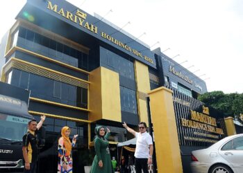 MARIYAH Yaakob (dua dari kanan) bersama Saiful Bujang (kanan) di hadapan   Mariyah Holdings Sdn. Bhd., Johor Bahru. - UTUSAN/RAJA JAAFAR ALI