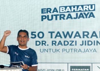 RADZI Jidin berucap pada pelancaran 50 Tawaran #EraBaharuPutrajaya di Putrajaya. - UTUSAN/FAISOL MUSTAFA