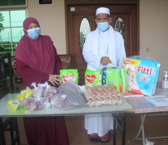 Suami Isteri Wujud Lemarikasih Bantu 700 Keluarga Terkesan