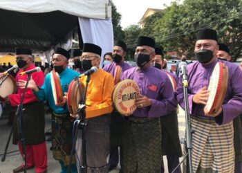 PAK Su Harun (berbaju Melayu jingga) bersama Kumpulan Budaya Rebana Kercing Kampung Laut mengadakan persembahan di Tumpat, Kelantan baru-baru ini.-UTUSAN/ROSLIZA MOHAMED