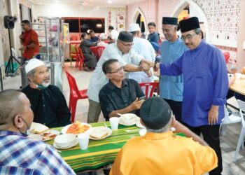 JOHARI Abdul Ghani (kanan) beramah mesra dengan jemaah Masjid Ar-Rahimah sempena program Sembang Santai di masjid berkenaan di Kampung Pandan, Kuala Lumpur, semalam.