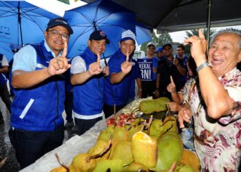 JOHAN ROPI (kanan) bersama-sama Onn Hafiz dan Mohd. Hairi semasa berkempen di Pasar Malam Larkin, Johor Bahru.