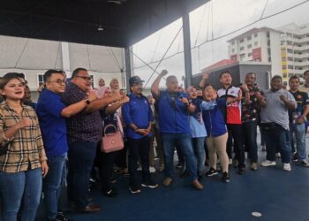 JOHARI Abdul Ghani (tengah) ketika beramah mesra dengan golongan mahasiswa di Kuala Lumpur, hari ini.