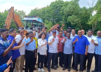 ONN HAFIZ GHAZI (tengah) menyempurnakan Majlis Pecah Tanah Tapak Khairat Masyarakat India di Tanjung Langsat, Pasir Gudang, Johor.