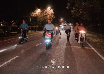 SULTAN Ibrahim Sultan Iskandar menunggang skuter elektrik meninjau kawasan bandar Muar, Johor pagi ini. - ROYAL PRESS OFFICE