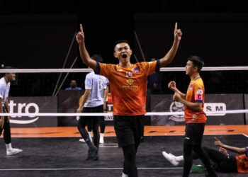 PEMAIN Johor Tigris meraikan mata ketika menentang Putrajaya Cyborg di Spice Arena, Bayan Baru hari ini. - IHSAN STL