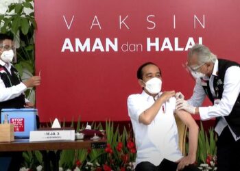 JOKOWI menerima suntikan vaksin Covid-19 disiarkan secara langsung di seluruh Indonesia. - AGENSI