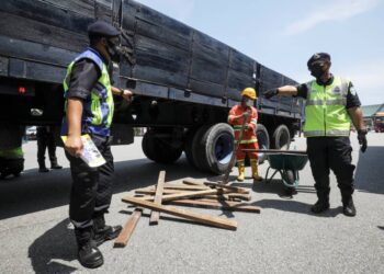 PENGUAT KUASA JPJ sedang menjalankan pemeriksaan terhadap lori dalam Op Halangan di  Plaza Tol Bukit Raja, Klang, Selangor, semalam. - UTUSAN/ZULFADHLI ZAKI