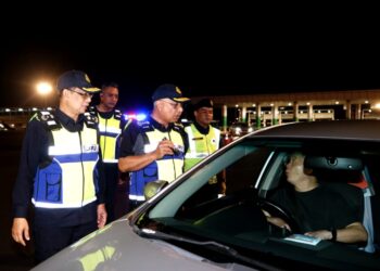 LOKMAN Jamaan (dua dari kiri) melakukan pemeriksaan terhadap kenderaan dalam Operasi  Bersepadu sempena Perayaan Tahun Baru Cina di Plaza Tol Ipoh Utara arah selatan di Ipoh semalam. - UTUSAN/ZULFACHRI ZULKIFLI