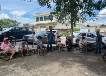 WARGA emas yang berada di tempat awam diperiksa oleh pihak polis dalam serbuan membenteras aktiviti perjudian di Jalan Dato' Haji Mohd. Noah, Kampung Abdullah, Segamat.