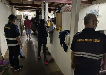 PASUKAN TFSKC meninjau suasana asrama penginapan pekerja asing di Jalan Masjid India, Kuala Lumpur kelmarin. - KEMENTERIAN SUMBER MANUSIA