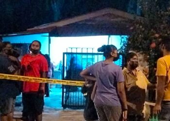 KEADAAN di lokasi kes penemuan mayat seorang wanita di dalam rumah di Kampung Tersusun,  Jalan Tali Air, Simpang Lima di Bagan Serai semalam. - UTUSAN/WAT KAMAL ABAS