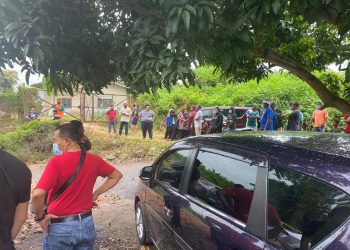 ORANG ramai berkumpul berhampiran kawasan penemuan mayat seorang wanita yang dipercayai mangsa bunuh di Yong Peng, Batu Pahat, Johor, hari ini.