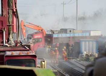 ANGGOTA penyelamat melakukan operasi mencari serta menyelamat di lokasi letupan lombong emas di Bandar Qixia, di timur wilayah Shandong. - AFP