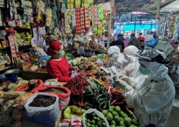 PETUGAS perubatan mengambil sampel darah daripada seorang peniaga bagi melakukan ujian saringan Covid-19 di Makassar, Indonesia. - AFP