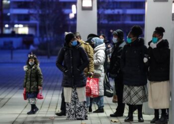 ORANG ramai beratur untuk dipindahkan ke pusat perlindungan sementara sebelum sebutir bom Perang Dunia Kedua dilupuskan di Frankfurt, Jerman. - AFP