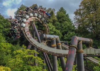 ROLLER coaster Nemesis bergerak pada kelajuan 127 kilometer sejam dan berketinggian 32 meter. - AGENSI/GAMBAR HIASAN