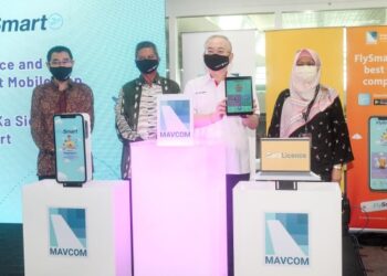 WEE Ka Siong (dua kanan) menunjukkan aplikasi mudah alih FlySmart pada majlis pelancaran Sistem Elektronik Pelesenan Aerolicense dan aplikasi itu di Lapangan Terbang Antarabangsa Kuala Lumpur 2 (KLIA2). - UTUSAN/FAISOL MUSTAFA