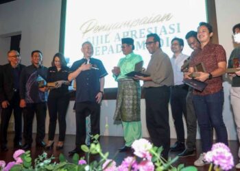 WEE Ka Siong (tengah) beramah mesra bersama penerima selepas menyampaikan sijil apresiasi pada Majlis Sambutan Hari Raya dan Apresiasi 76 Tahun JPJ di Putrajaya di sini, hari ini. -UTUSAN/FAISOL MUSTAFA