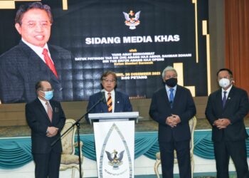 ABANG Johari Tun Openg mengumumkan pembentukan barisan Kabinet negeri baharu di Wisma Bapa Malaysia, Kuching, hari ini. - IHSAN JABATAN PENERANGAN SARAWAK