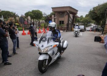 KENDERAAN membawa Menteri Kanan (Perdagangan Antarabangsa dan Industri), Datuk Seri Mohamed Azmin Ali keluar dari bangunan Perdana Putra selepas selesai menghadiri Mesyuarat Khas Kabinet di Putrajaya, hari ini. - UTUSAN/FAISOL MUSTAFA