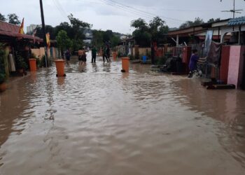 AIR mula surut selepas dua kawasan di Kajang iaitu Bandar Sungai Long dan Taman Lembah Mewah dilanda hujan lebat hari ini.