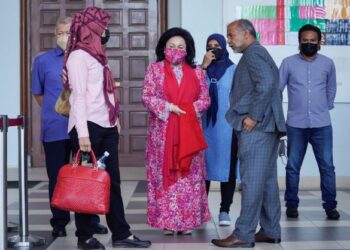 ROSMAH Mansor hadir di Kompleks Mahkamah Kuala Lumpur bagi mendengar bicara kes 1MDB. - UTUSAN/AMIR KHALID 