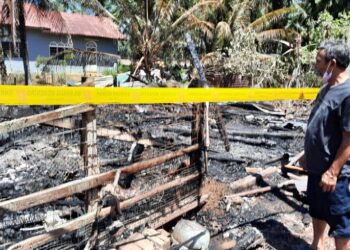 MOHD. Noor Hashim melihat kandang kambing dan ayam yang terbakar di Kampung Permatang Durian, Kulim hari ini. UTUSAN/AZAHAR HASHIM