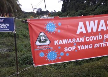 KAIN rentang yang digantung di Kampung Simpang Sepayang, Rompin, Pahang dalam usaha pencegahan pandemik Covid-19 hari ini.