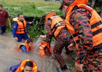 ANGGOTA bomba dan APM membawa mangsa lemas naik ke tebing dalam kejadian di Sungai Sejong, Kampung Bikam, Sungkai, Tapah hari ini. - IHSAN JBPM