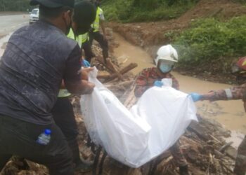 MAYAT kanak-kanak yang hanyut dibawa arus deras dalam tragedi banjir lumpur di Eco Resort di Bentong, Pahang ditemukan di bawah timbunan pokok-pokok sejauh 800 meter dari lokasi kejadian. -  IHSAN JBPM PAHANG