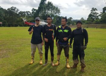 EMPAT mangsa yang diselamatkan anggota bomba menggunakan helikopter petang tadi selepas mereka terkandas di Gunung Telapak Buruk, Jelebu sejak Sabtu lalu. - IHSAN BOMBA