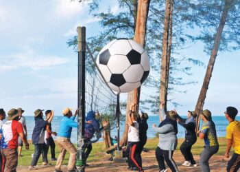 SUKAN bola tampar gergasi memeriahkan acara sukan antara Kelab Media Johor (KMJ) dan Suruhanjaya Koperasi Malaysia (SKM) Johor pada Program Teroka Balau sempena Majlis Ramah Mesra SKM dan KMJ di Tanjung Balau, Kota Tinggi, Johor, baru-baru ini. - UTUSAN/RAJA JAAFAR ALI