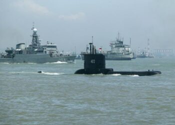 KAPAL selam KRI Nanggala-402 buatan Jerman membawa 53 anak kapal dilaporkan hilang selepas terputus hubungan sejak Rabu lalu. -AFP