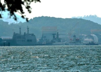 KAPAL Tentera Laut Myanmar berlabuh di Pangkalan Tentera Laut Diraja Malaysia (TLDM) Lumut, Perak, semalam untuk membawa pulang 
1,086 rakyat Myanmar yang tinggal secara tidak sah di negara ini. Mereka memilih untuk pulang secara sukarela.