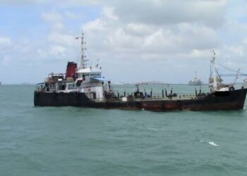 KAPAL tangki berdaftar di Basseterre ditahan selepas gagal mengemukakan sebarang dokumen pemakluman ketibaan kepada Pengarah Jabatan Laut Malaysia di perairan Johor Timur, Kota Tinggi, Johor.