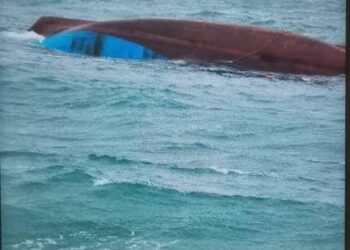 BOT nelayan warga Myanmar yang karam selepas dipukul ombak besar di sekitar 8.3 batu nautika tenggara Kuala Kuantan di Kuantan, Pahang. - GAMBAR IHSAN MARITIM MALAYSIA PAHANG