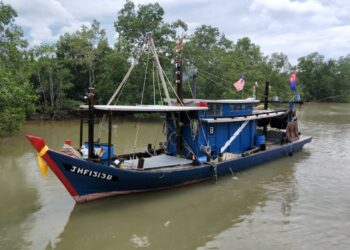 BOT yang digunakan oleh empat nelayan ketika keluar memukat sebelum karam dan tenggelam akibat cuaca buruk dan ombak besar di Perairan Laut Hailam, Batu Pahat.