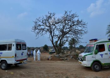 AMBULANS membawa mayat mangsa Covid-19 ke tempat pembakaran mayhat terbuka di pinggir bandar Bungalore, India. - AFP